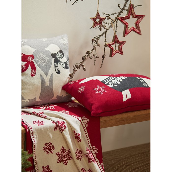 Подушка вязаная с новогодним рисунком Festive penguins 45х45 серо-бежевого цвета - лучшие Декоративные подушки в INMYROOM Подушка вязаная с новогодним рисунком Festive penguins 45х45 серо-бежевого цвета - лучшие Декоративные подушки в INMYROOM