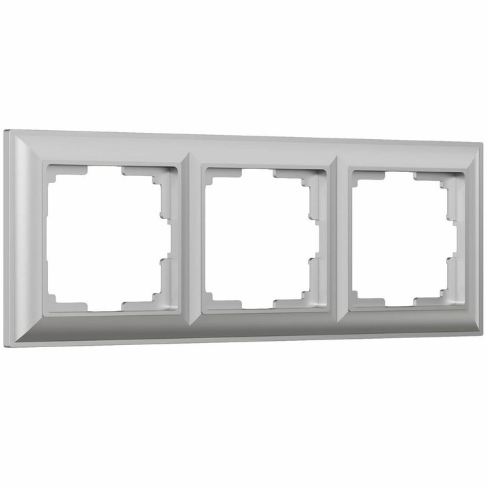 Рамка из пластика на 3 поста Fiore серебряный W0032206 Рамка из пластика на 3 поста Fiore серебряный W0032206