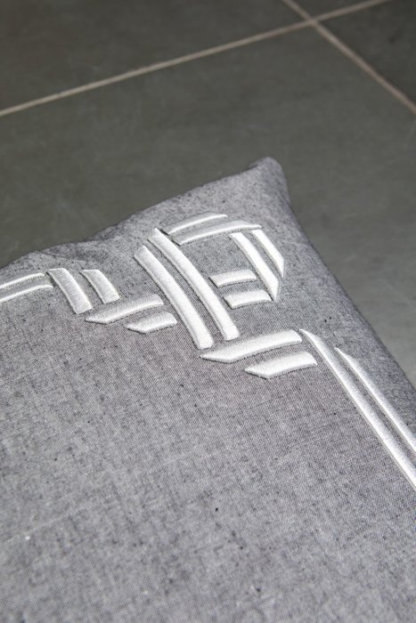 Подушка декоративная серого цвета - лучшие Декоративные подушки в INMYROOM
