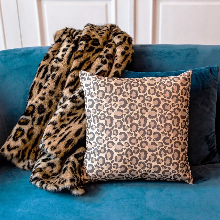 Интерьерная подушка Леопард бежевого цвета - лучшие Декоративные подушки в INMYROOM