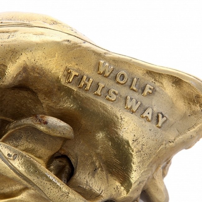 Настольная статуэтка Wolf Skull золотого цвета - лучшие Фигуры и статуэтки в INMYROOM