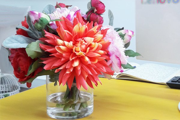 Композиция из искусственных цветов - Алые ранункулюсы, пионы, садовые розы - купить Декоративные цветы по цене 9370.0