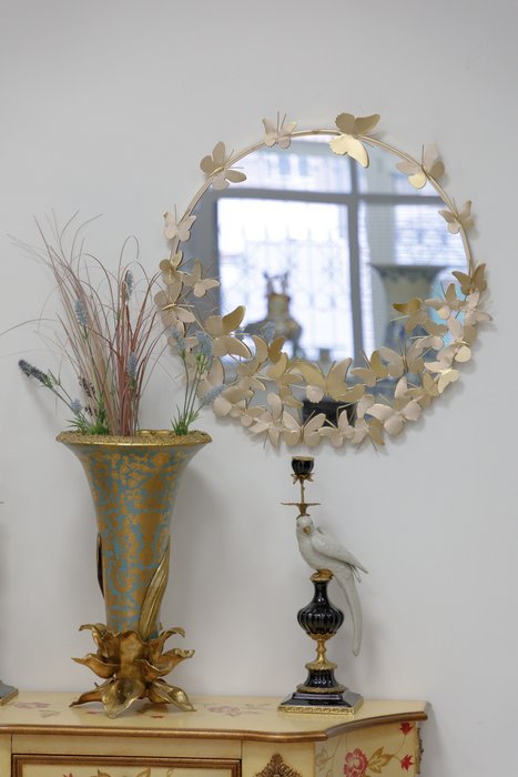 Зеркало настенное в раме золотого цвета из металла - купить Настенные зеркала по цене 12330.0
