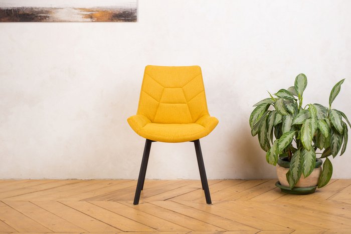 Стул Atria желтого цвета с черными ножками - купить Обеденные стулья по цене 7590.0