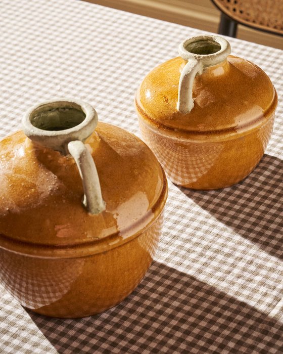 Керамическая ваза Tamariu горчичного цвета - лучшие Вазы  в INMYROOM