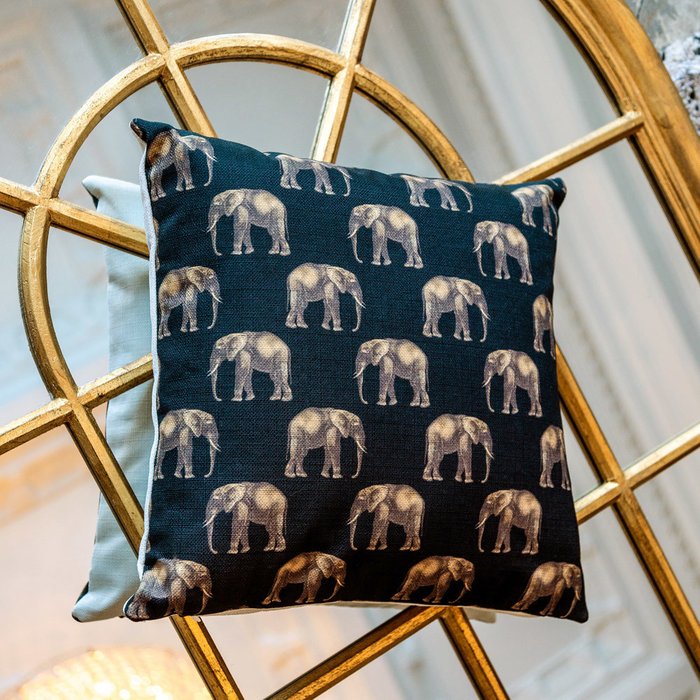 Интерьерная подушка Группа слонов в черном 45х45 - лучшие Декоративные подушки в INMYROOM