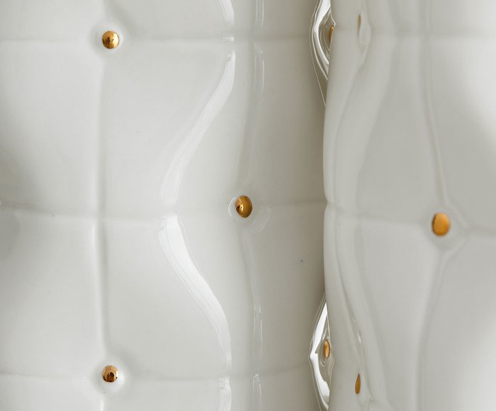 Керамическая ваза белого цвета с золотыми вкраплениями - купить Вазы  по цене 4040.0