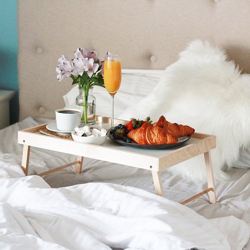 Столик для завтрака в постель белого цвета