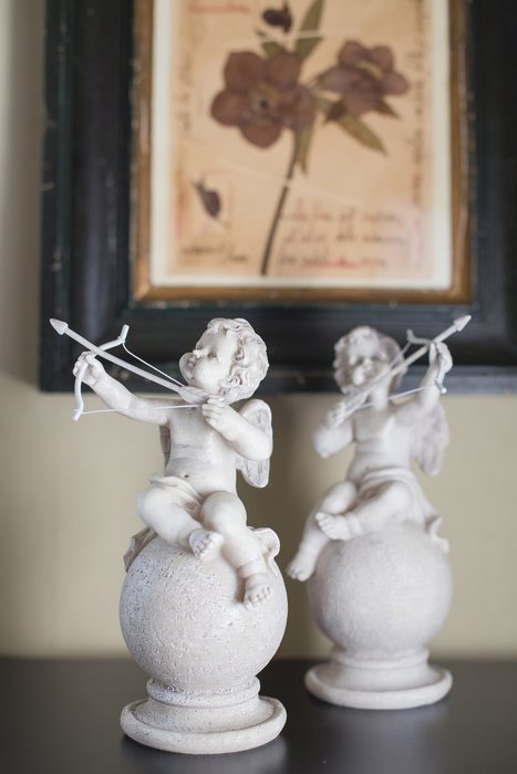 Набор из двух фигур Ангелы Купидоны бежевого цвета - купить Фигуры и статуэтки по цене 4640.0