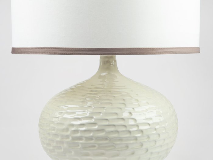 Лампа настольная на ножке из сливочно-белого декоративного стекла - купить Настольные лампы по цене 12090.0