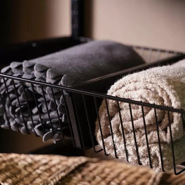 Разделитель для полки-корзины черного цвета - купить Комплектующие для гардеробных систем по цене 280 Разделитель для полки-корзины черного цвета - купить Комплектующие для гардеробных систем по цене 280