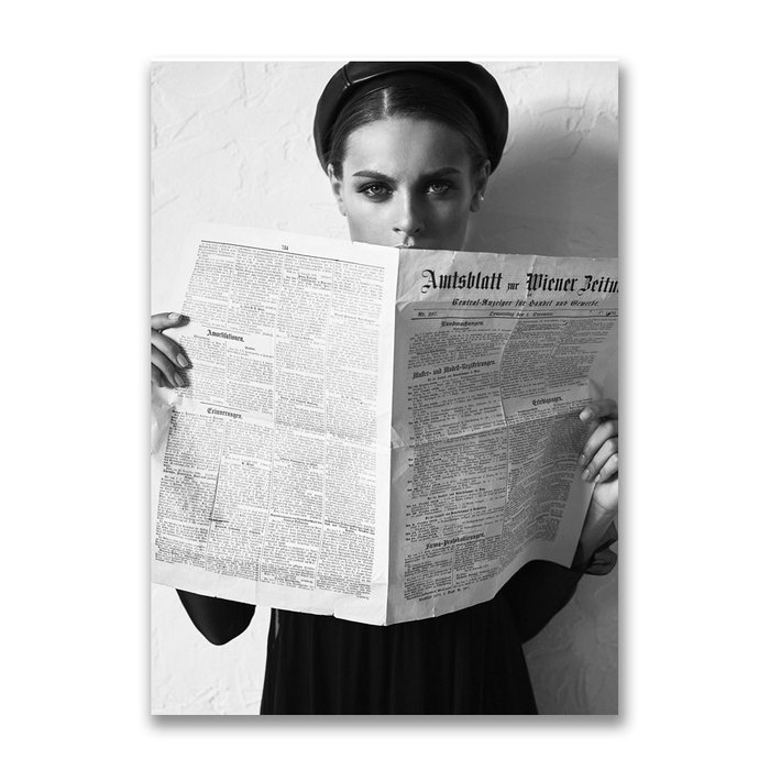 Картина на холсте Девушка с газетой 50х70 см