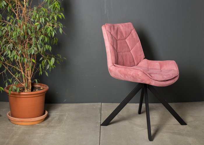 Стул с поворотным механизмом Atlas розового цвета с черными ножками - лучшие Обеденные стулья в INMYROOM