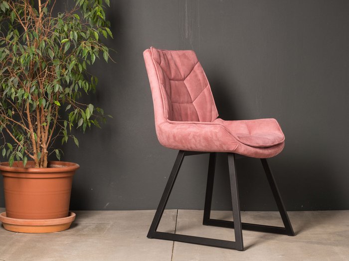 Стул Draco розового цвета с черными ножками - лучшие Обеденные стулья в INMYROOM