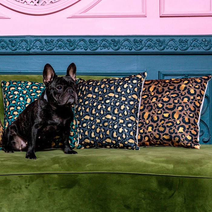 Интерьерная подушка Леопард шоколадного цвета - лучшие Декоративные подушки в INMYROOM