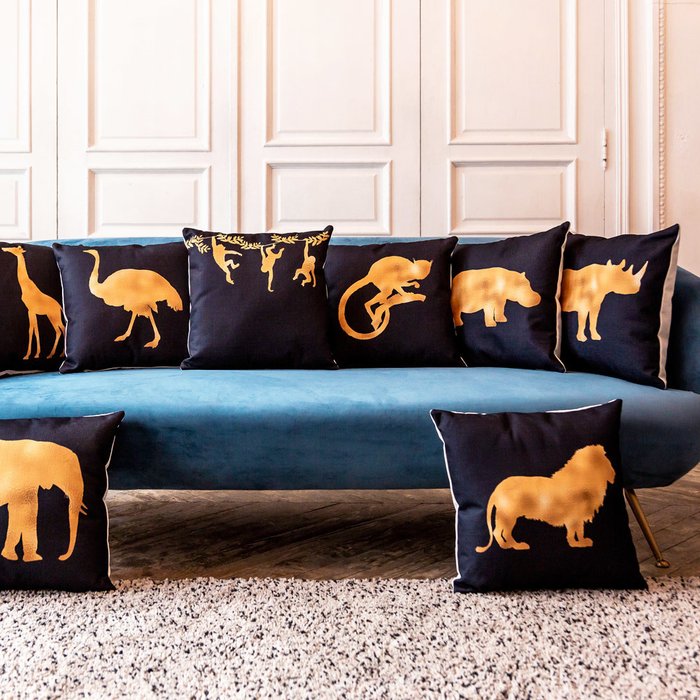 Интерьерная подушка Золотой лев 45х45 - лучшие Декоративные подушки в INMYROOM