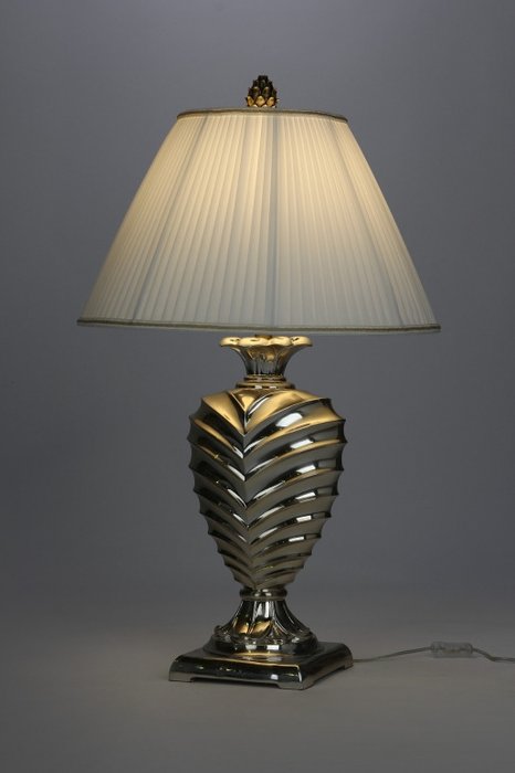 Настольная лампа "Regency" с белым абажуром - лучшие Настольные лампы в INMYROOM