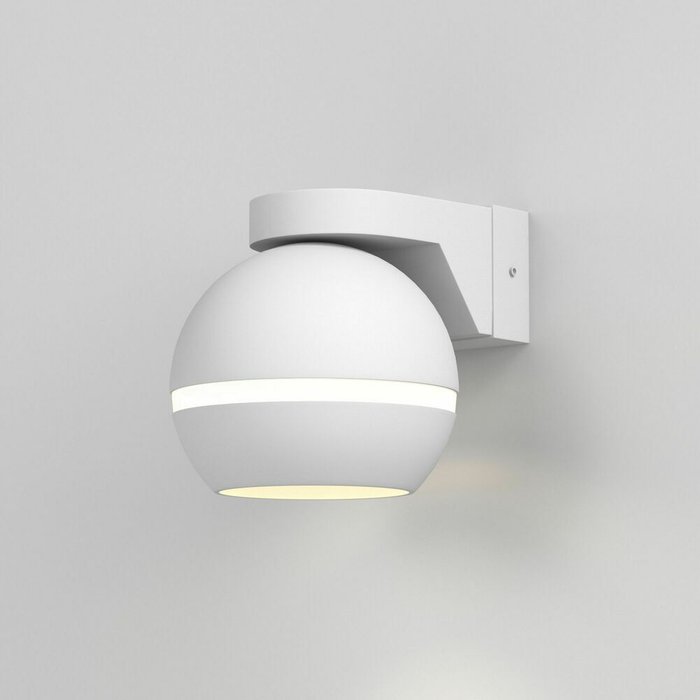 Настенный светильник Cosmo белого цвета