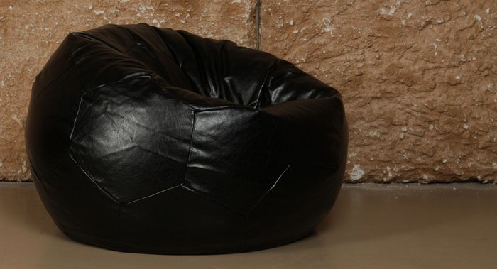 Кресло Мяч Спартак в обивке из экокожи черного цвета - лучшие Бескаркасная мебель в INMYROOM
