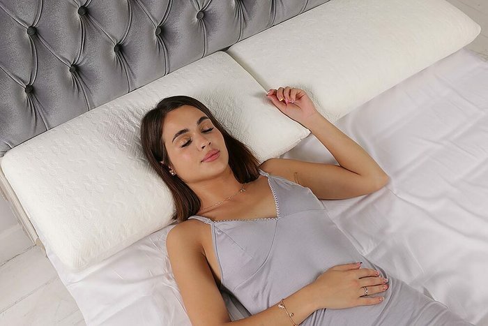 Анатомическая подушка Memoform Maxi Classico белого цвета - лучшие Подушки для сна в INMYROOM