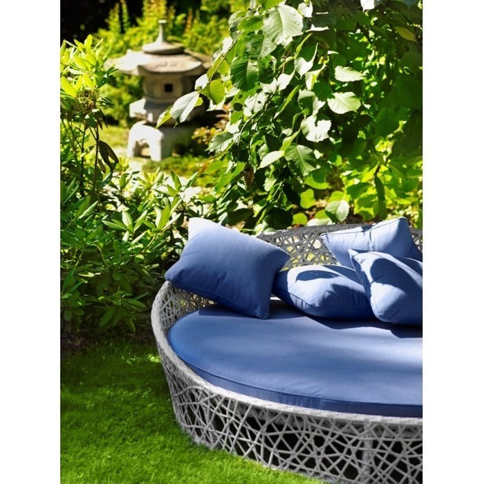 Кровать Лаурель с голубыми подушками - лучшие Садовые диваны в INMYROOM