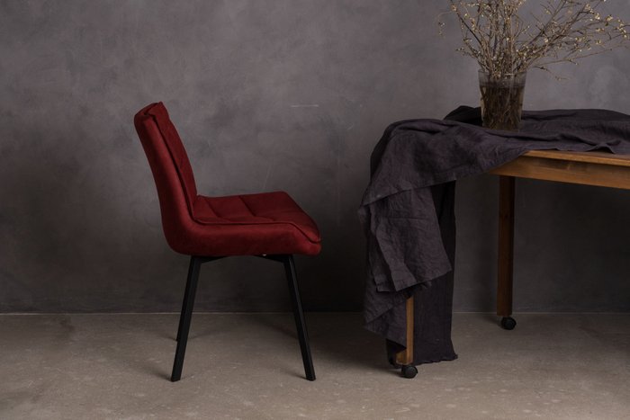Стул с поворотным механизмов Capella бордового цвета с черными ножками  - купить Обеденные стулья по цене 11490.0
