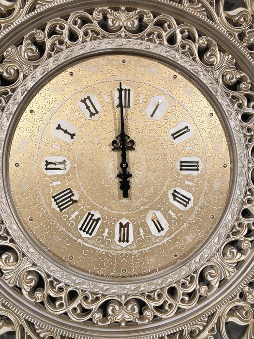 Настенные часы Viktor бело-золотого цвета - лучшие Часы в INMYROOM