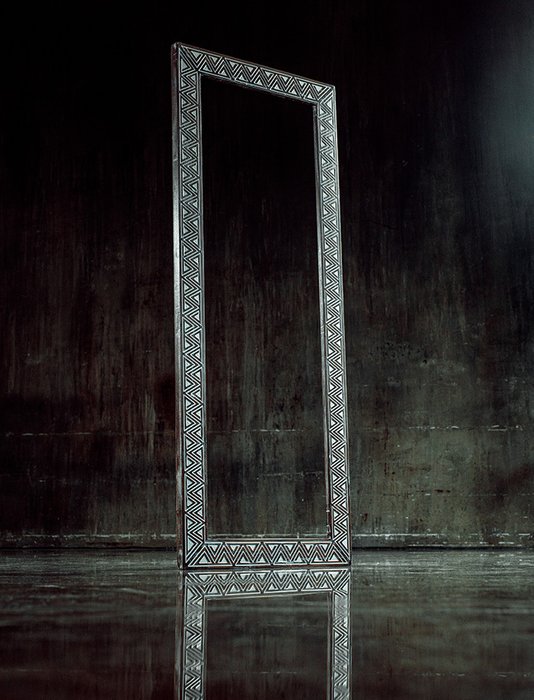 Настенное зеркало Tria Walnut 54x134 в раме из массива сосны - лучшие Настенные зеркала в INMYROOM