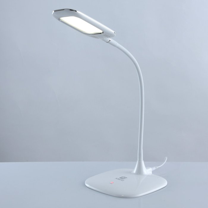 Настольная лампа Ракурс белого цвета - купить Рабочие лампы по цене 6240.0