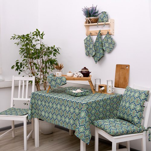 Декоративная подушка Радушная хозяйка зеленого цвета - лучшие Декоративные подушки в INMYROOM