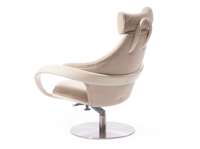 Кресло Apriori S с изящными подлокотниками из натурального дерева - купить Интерьерные кресла по цене 89940.0