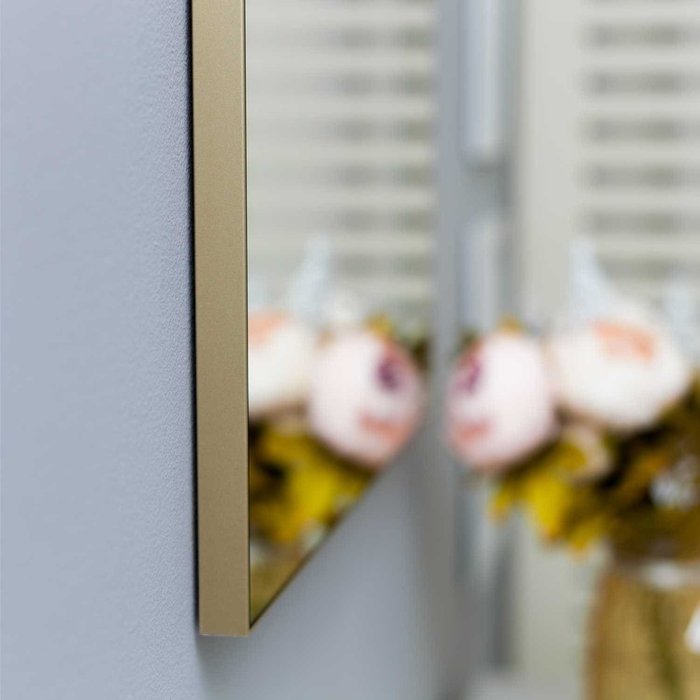Настенное прямоугольное зеркало в алюминиевой раме Gold золотого цвета - лучшие Настенные зеркала в INMYROOM