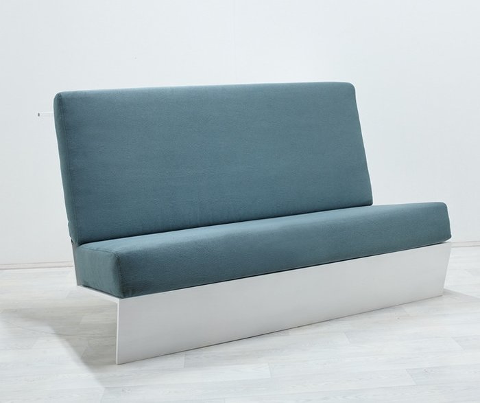 Диван-стол с синими подушками