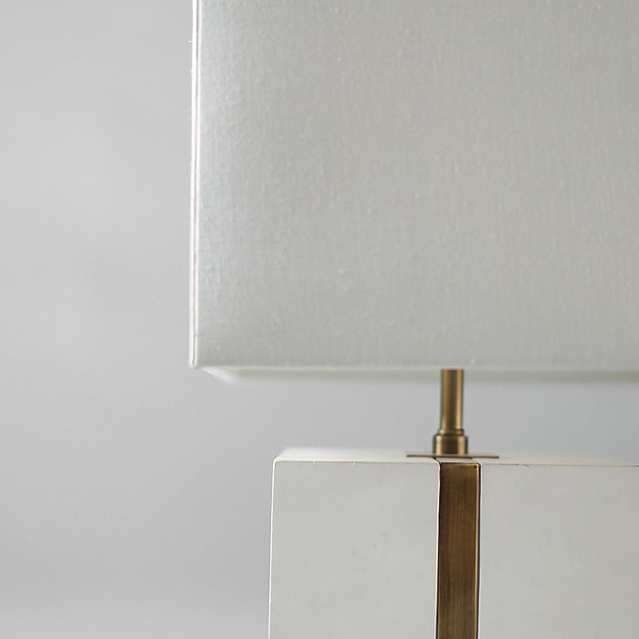 Настольная лампа Гифт белого цвета - лучшие Настольные лампы в INMYROOM