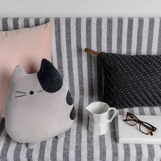 Подушка диванная Sweet Kitty серого цвета - купить Декоративные подушки по цене 2940.0