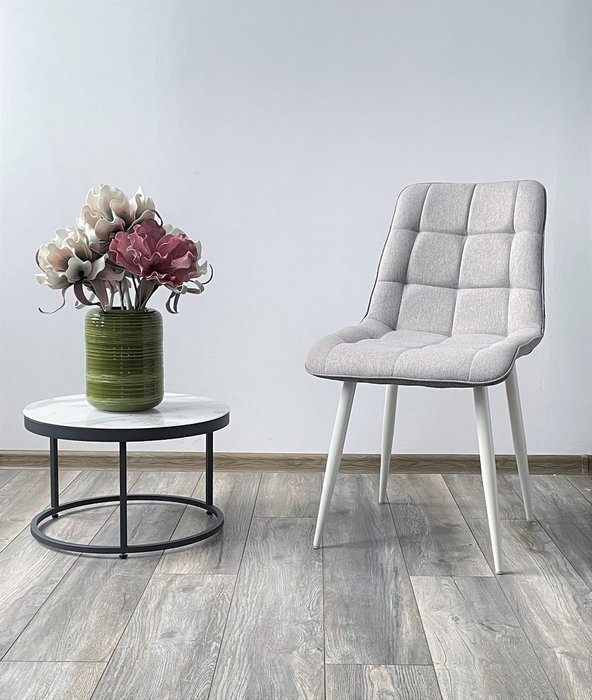 Стул Chic серого цвета с белым каркасом - лучшие Обеденные стулья в INMYROOM