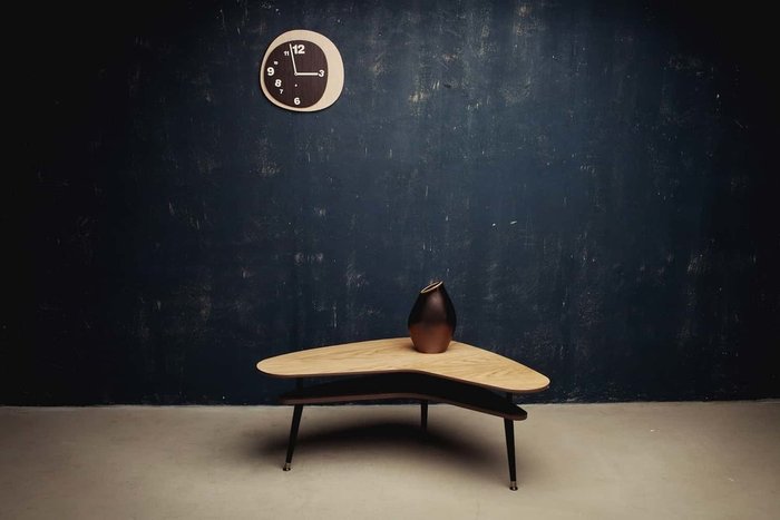 Журнальный столик Бумеранг с полкой серого цвета  - лучшие Журнальные столики в INMYROOM