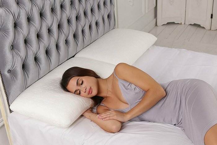 Анатомическая подушка Memoform Maxi Classico белого цвета - купить Подушки для сна по цене 14240.0