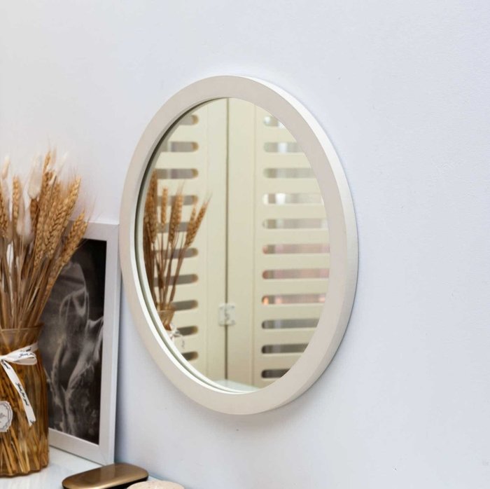 Настенное круглое зеркало в раме Ivory цвета слоновой кости - лучшие Настенные зеркала в INMYROOM