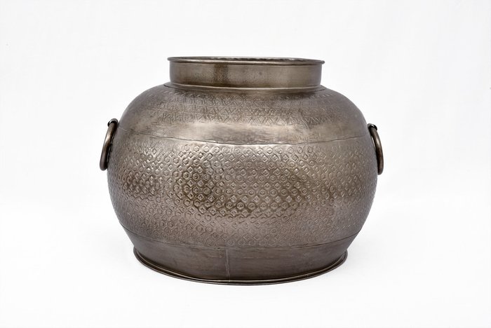 Металлическая ваза серого цвета с гравировкой