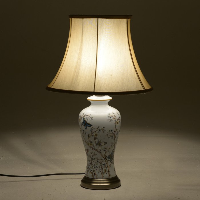Лампа настольная с бежевым абажуром  - купить Настольные лампы по цене 16980.0