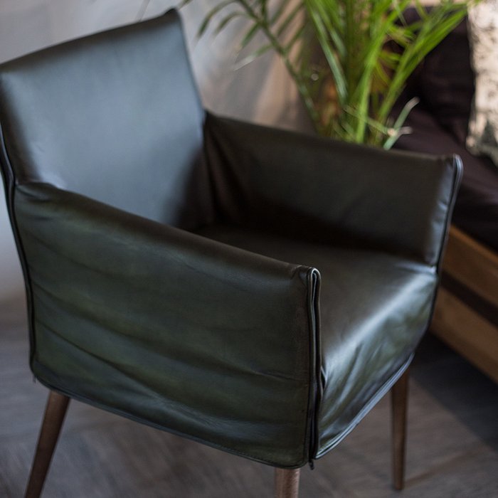 Кресло рабочее Charles Cubic British green mat - лучшие Интерьерные кресла в INMYROOM