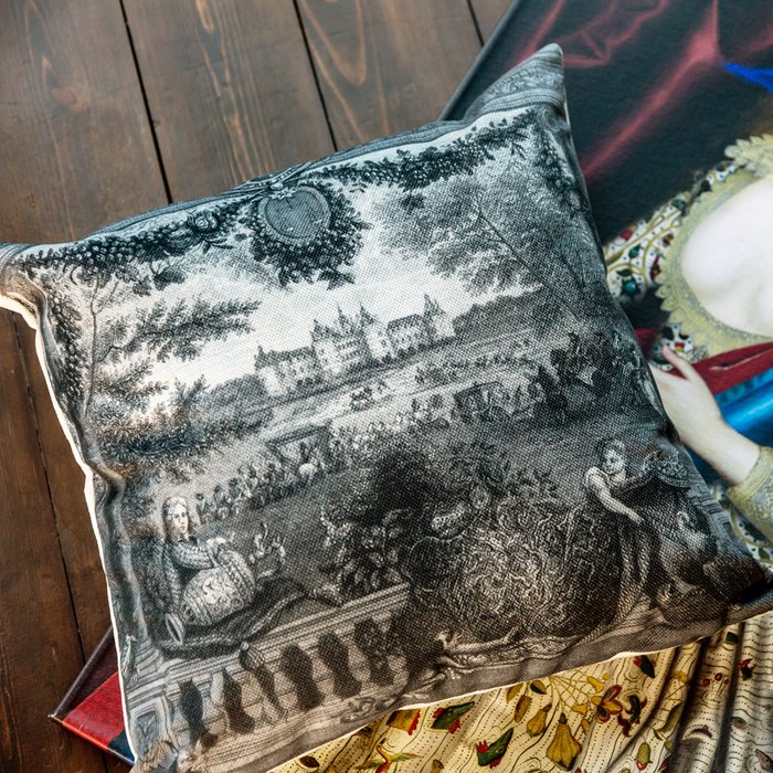 Арт-подушка Шамбор серого цвета - купить Декоративные подушки по цене 2000.0