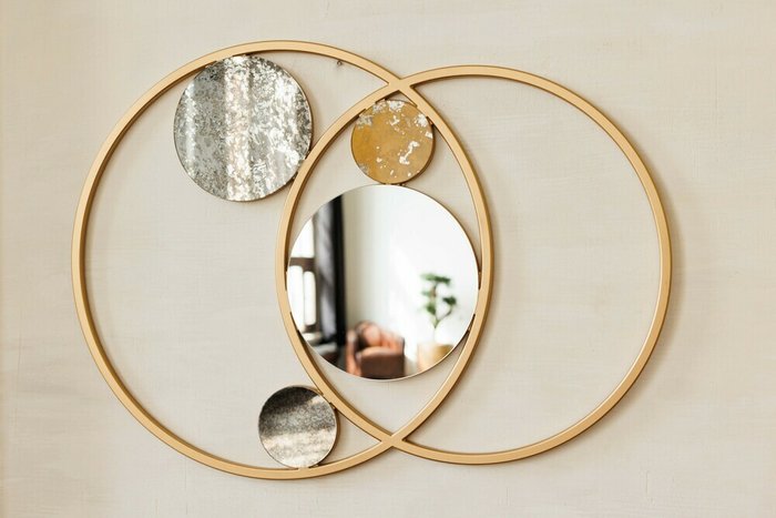 Настенное зеркало Kascad золотого цвета - лучшие Настенные зеркала в INMYROOM