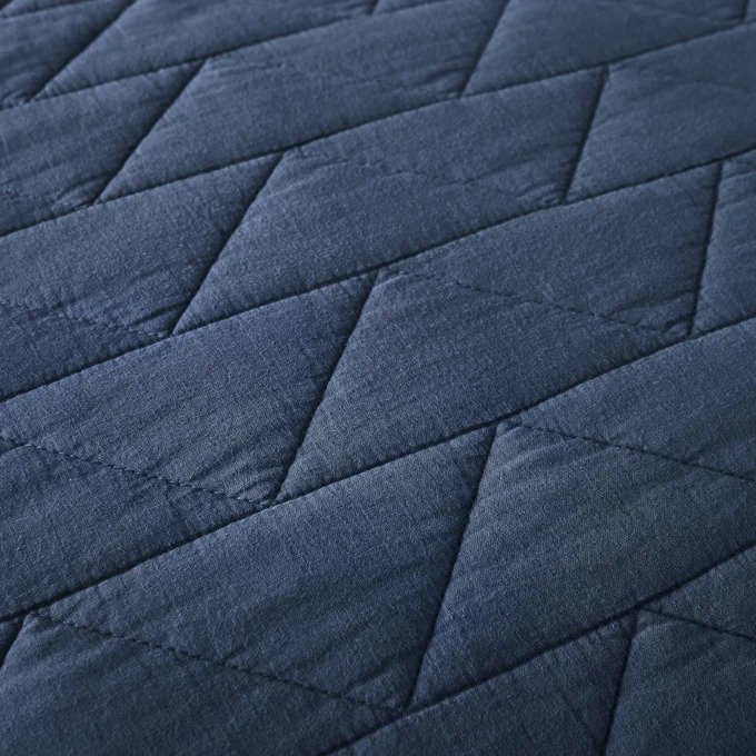 Покрывало Scenario стеганое темно-синего цвета с зигзагообразной прострочкой 140x200  - лучшие Покрывала в INMYROOM