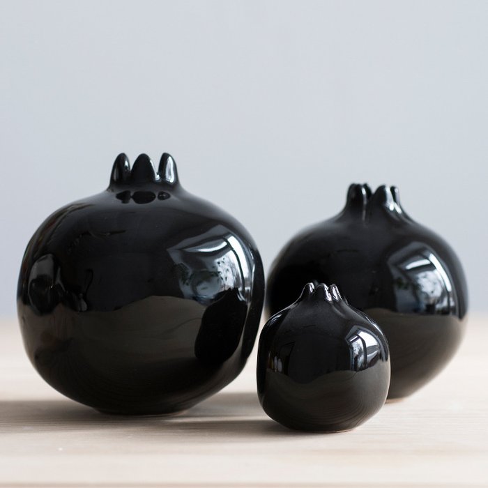 Декор Garnet в виде граната черного цвета - купить Фигуры и статуэтки по цене 770.0