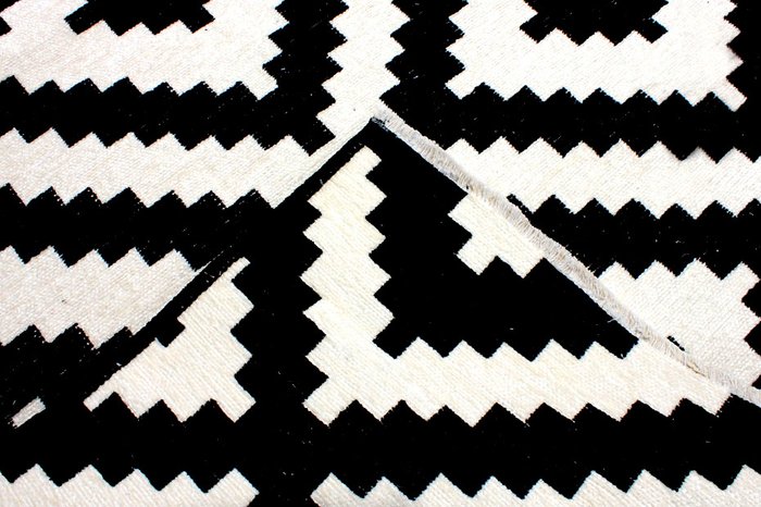 Двусторонний ковер  черно-белого цвета 125x180 - лучшие Ковры в INMYROOM