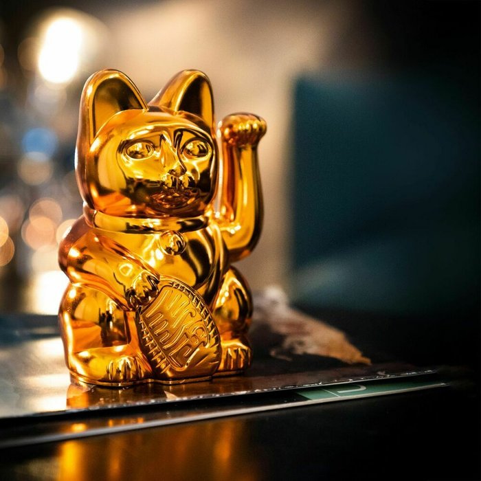 Декоративная фигурка-статуэтка Lucky Cat M ярко-медного цвета - купить Фигуры и статуэтки по цене 4444.0