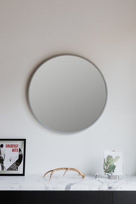 Зеркало настенное Hub в минималистичной раме серого цвета - лучшие Настенные зеркала в INMYROOM