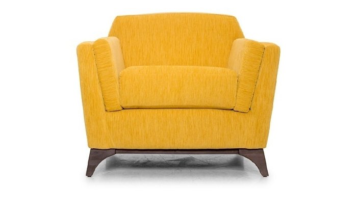 Кресло желтого цвета на деревянных ножках